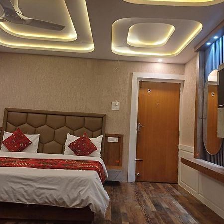Hotel Manora Palace Srinagar  Bagian luar foto