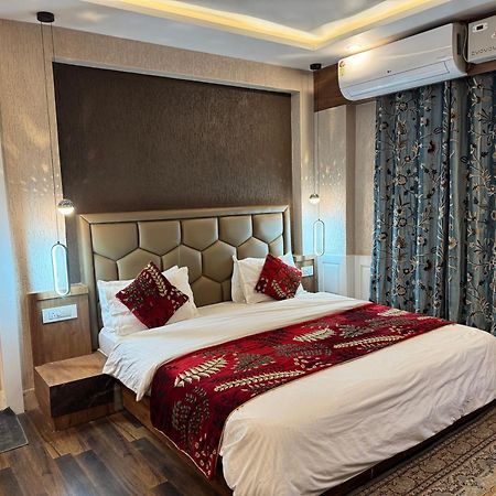 Hotel Manora Palace Srinagar  Bagian luar foto