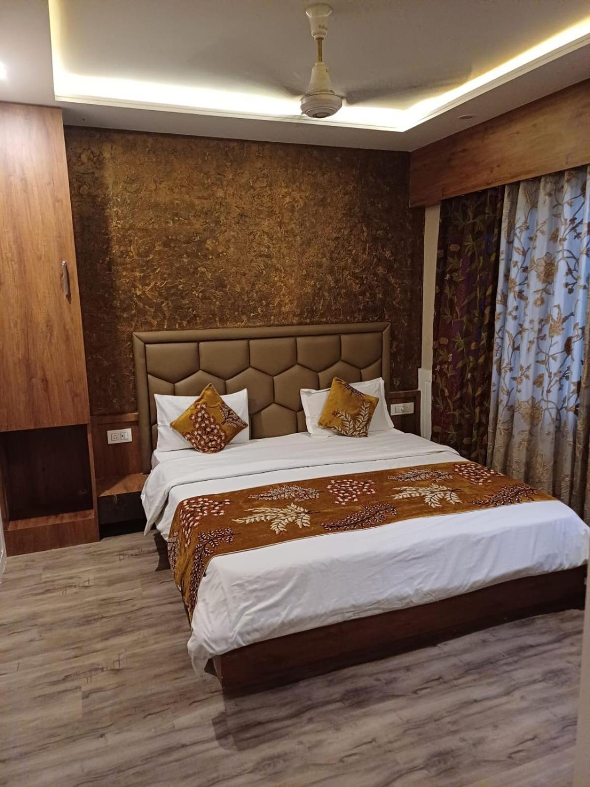 Hotel Manora Palace Srinagar  Bagian luar foto