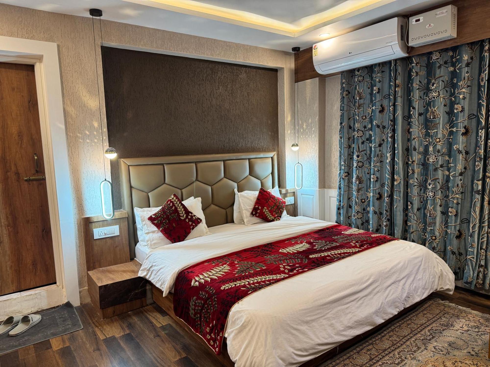 Hotel Manora Palace Srinagar  Bagian luar foto